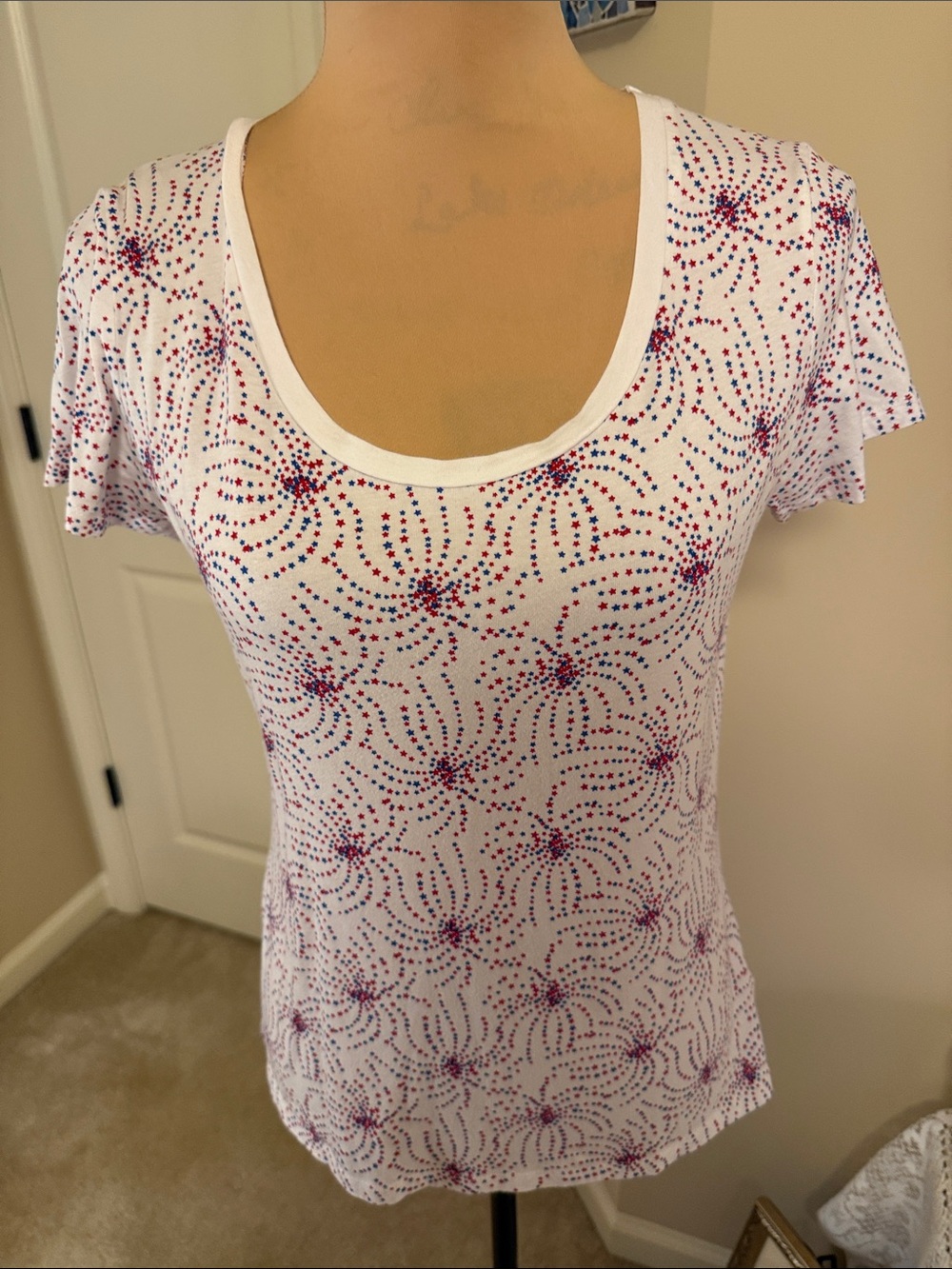 White Scoop Neck Short Sleeve Top with Red & Blue Starburst Print